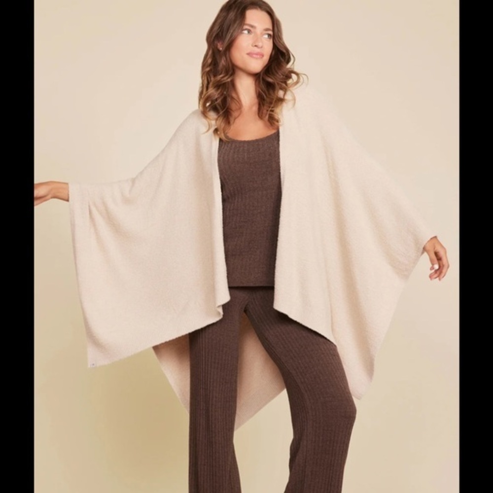 Barefoot dreams shawl with pockets - one size